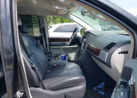 2010 Chrysler Town & Country Touring Plus из США, поврежденный, VIN 2A4RR8D14AR442277